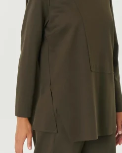 Blusa verde militare in tricotina di misto viscosa con scollo asimmetrico e motivo a taglio a vivo con spacchi laterali