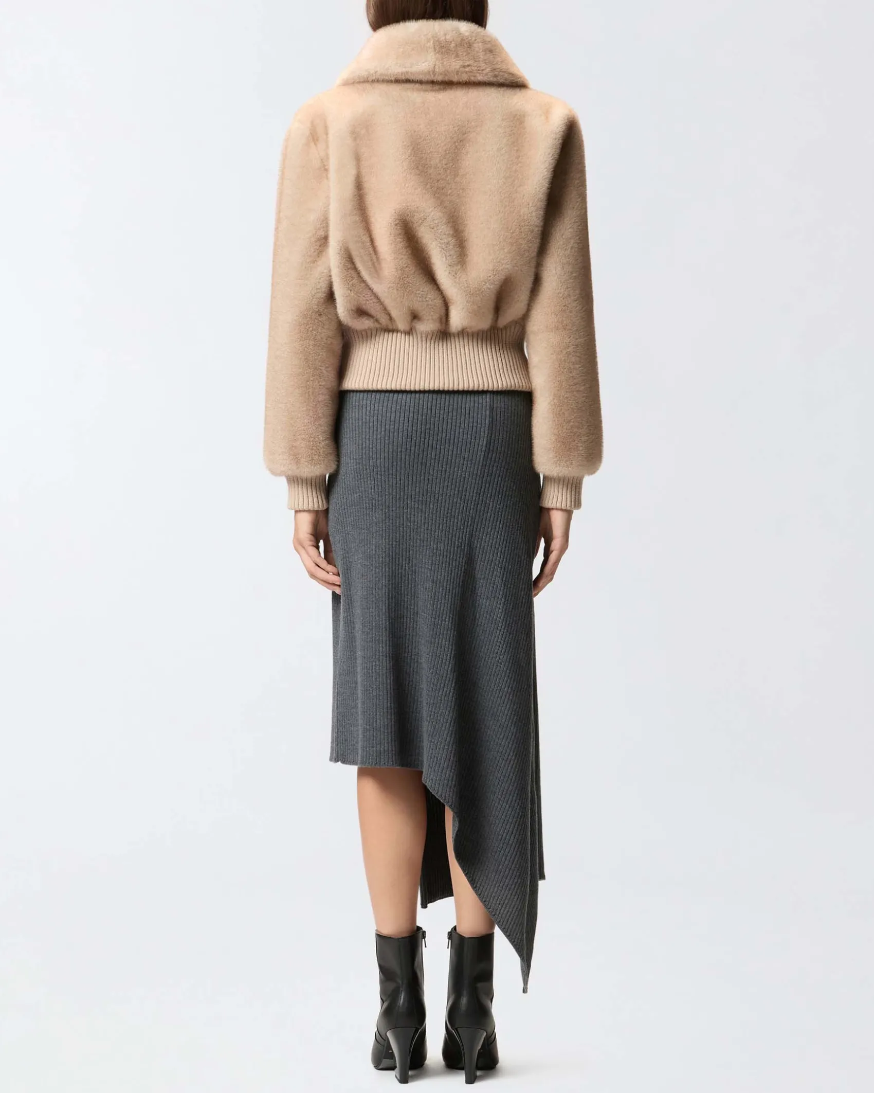 Bomber corto color miele Pinko in ecopelliccia con collo alto e polsini in tessuto a coste