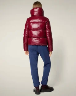 Bomber trapuntato bordeaux Save the duck modello Isla in tessuto effetto laccato con collo molto alto