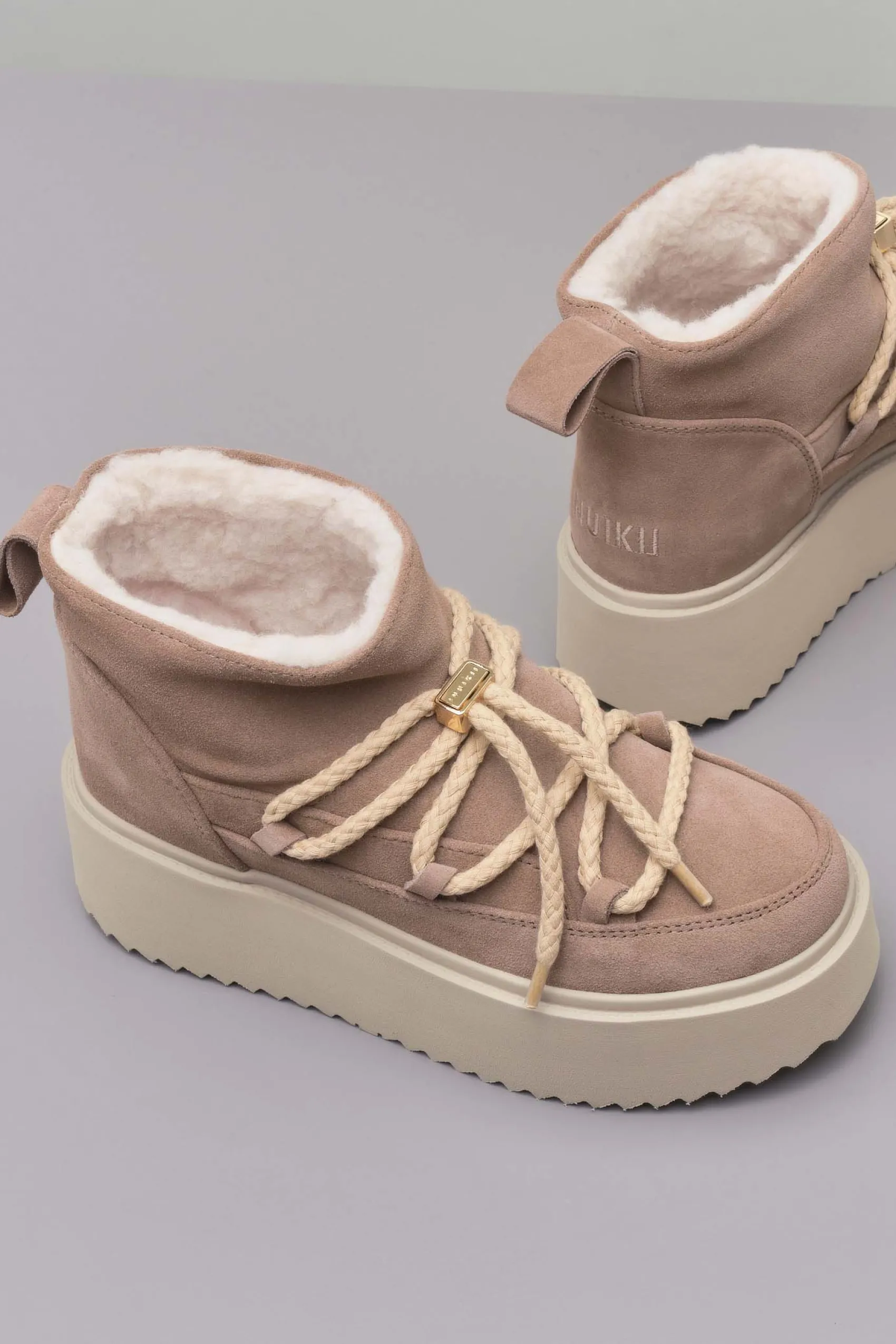 Boot Classic Low Platform beige in pelle scamociata e interno in montone con suola alta