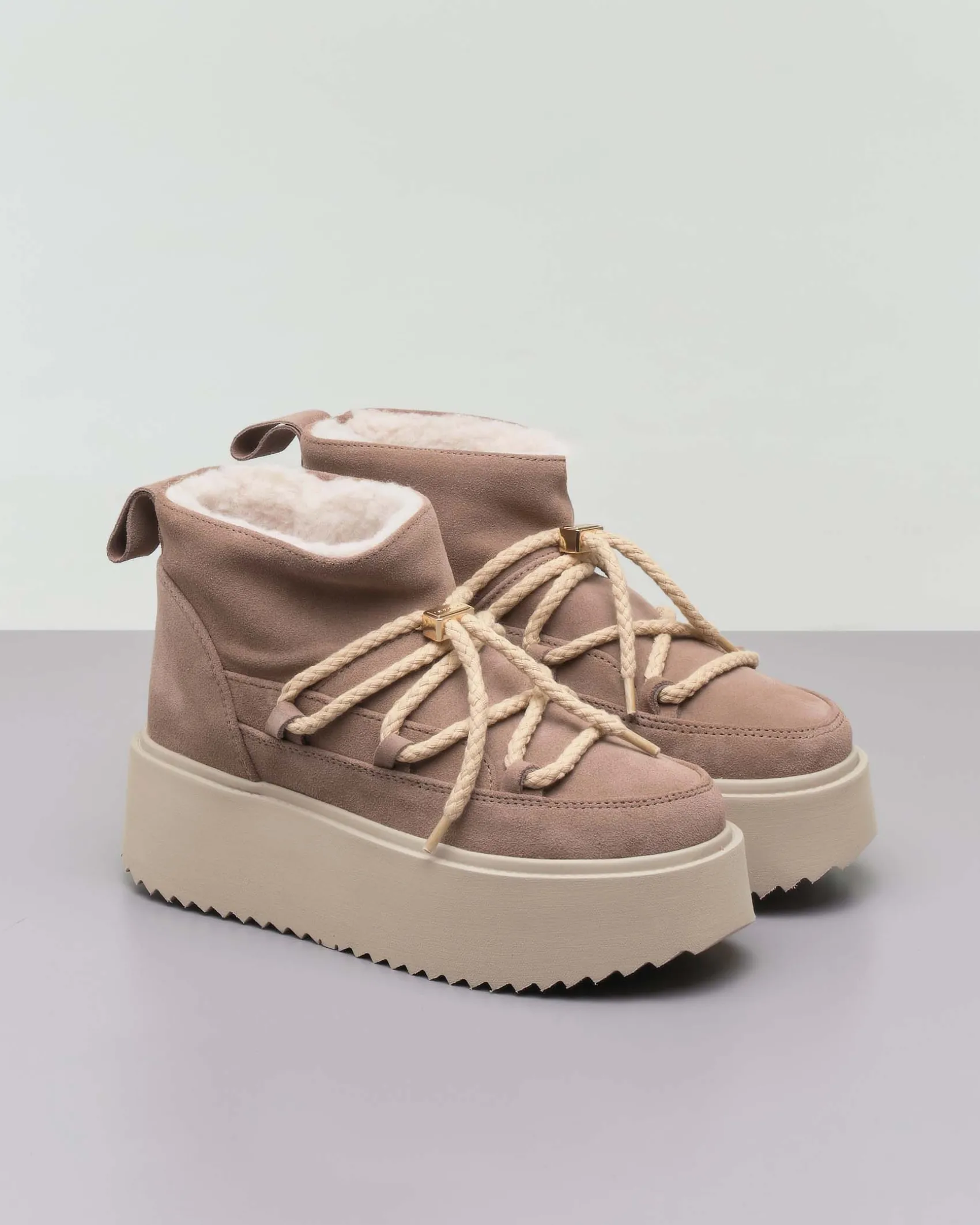 Boot Classic Low Platform beige in pelle scamociata e interno in montone con suola alta