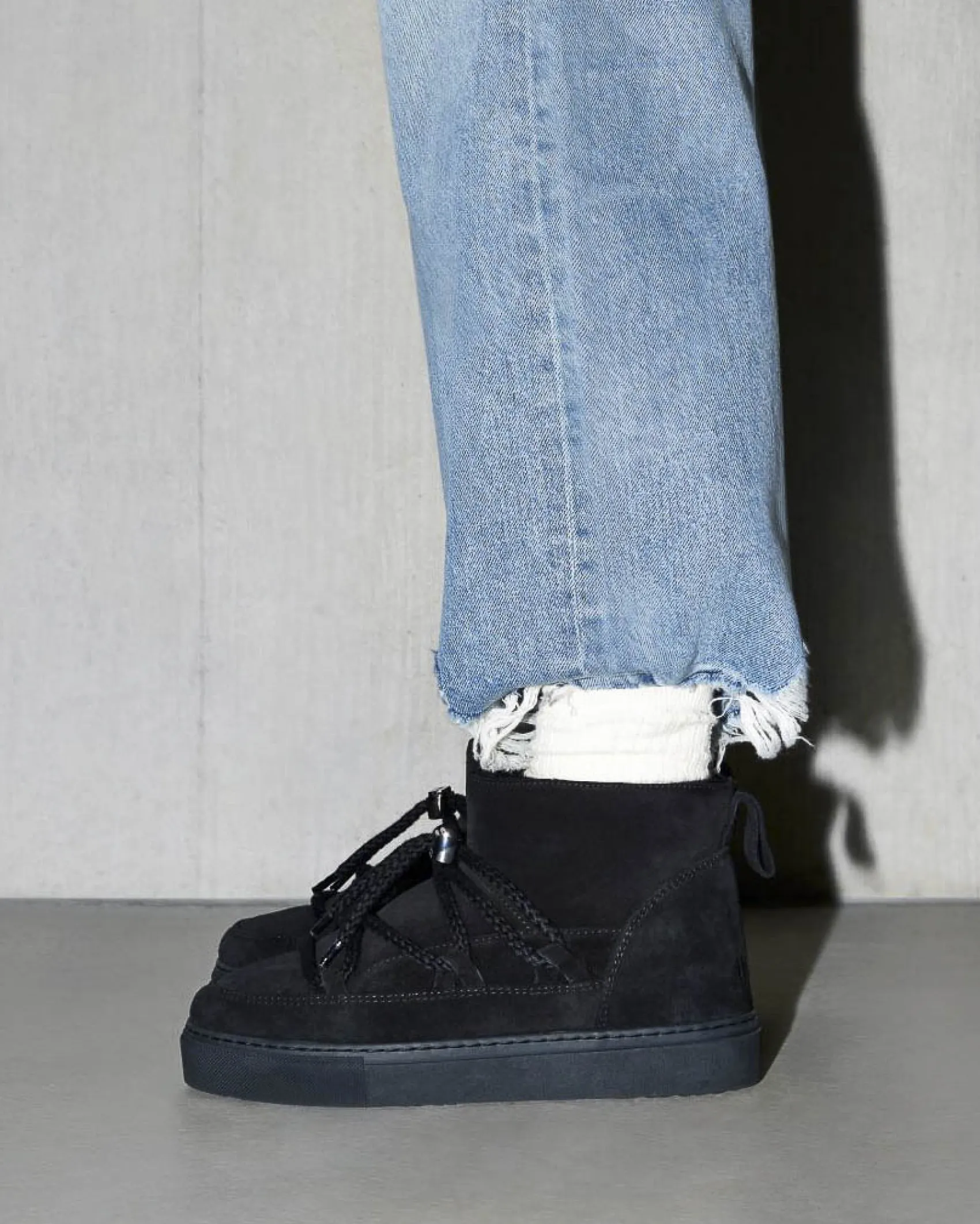 Boot Classic Sneaker Low nero in pelle scamociata e interno in montone