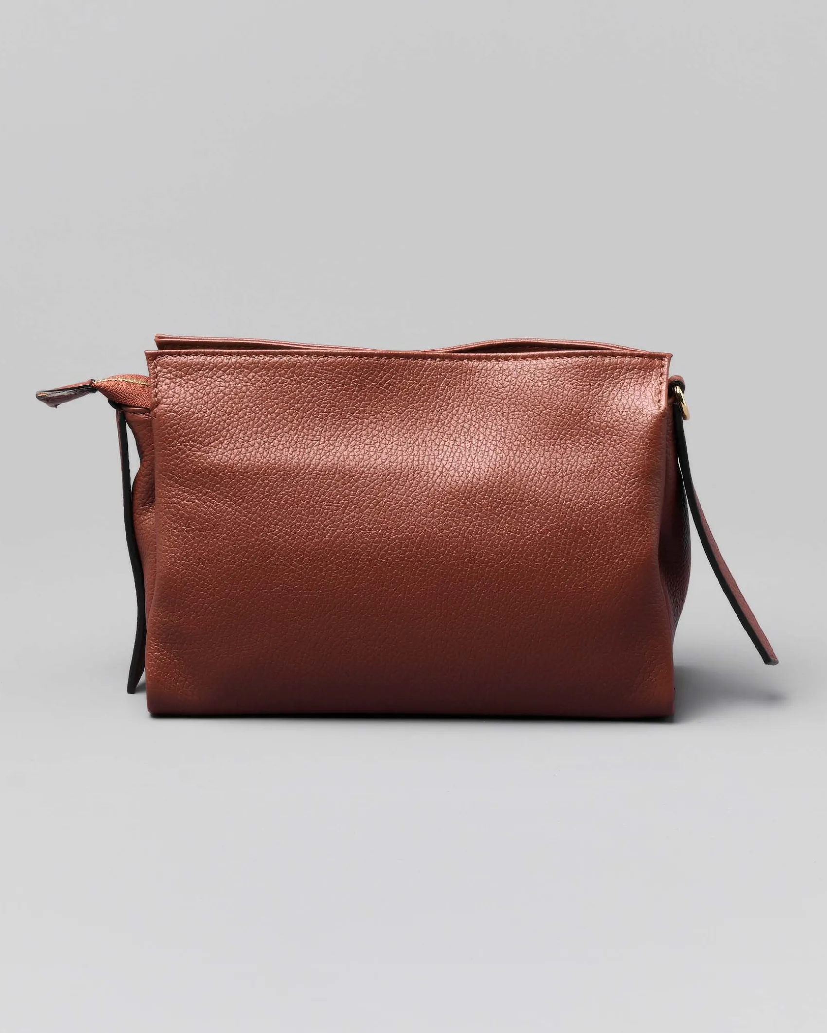 Borsa a busta color coccio in pelle martellata con spallaccio intrecciato e tracolla più lunga removibile