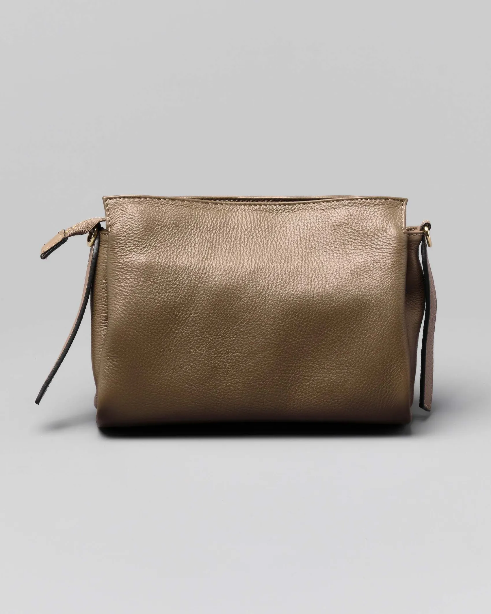 Borsa a busta color taupe in pelle martellata con spallaccio intrecciato e tracolla più lunga removibile