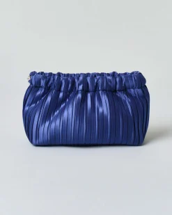 Borsa a mano blu chiaro Anna Cecere in raso plissè con tracolla a catena in resina tono su tono