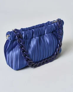 Borsa a mano blu chiaro Anna Cecere in raso plissè con tracolla a catena in resina tono su tono