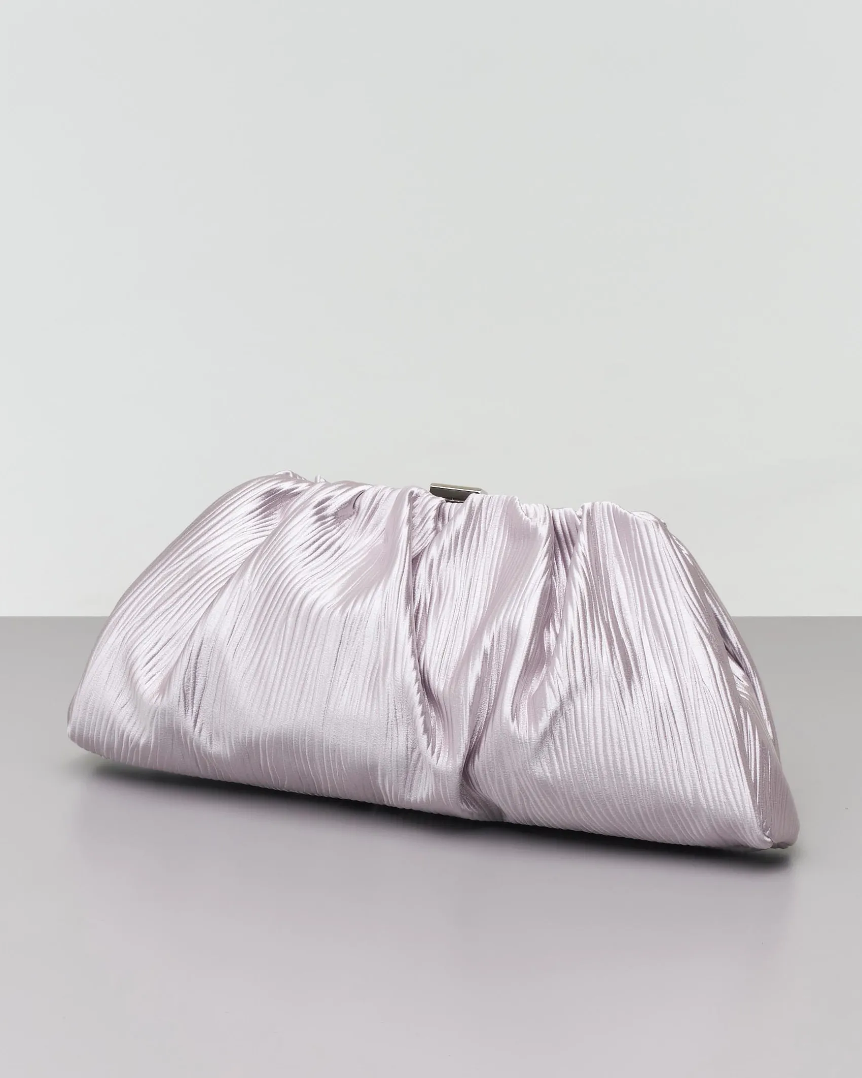 Borsa a mano color argento in raso goffratto con chiusura a scatto in metallo tono su tono