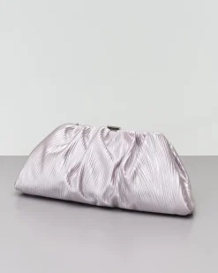 Borsa a mano color argento in raso goffratto con chiusura a scatto in metallo tono su tono