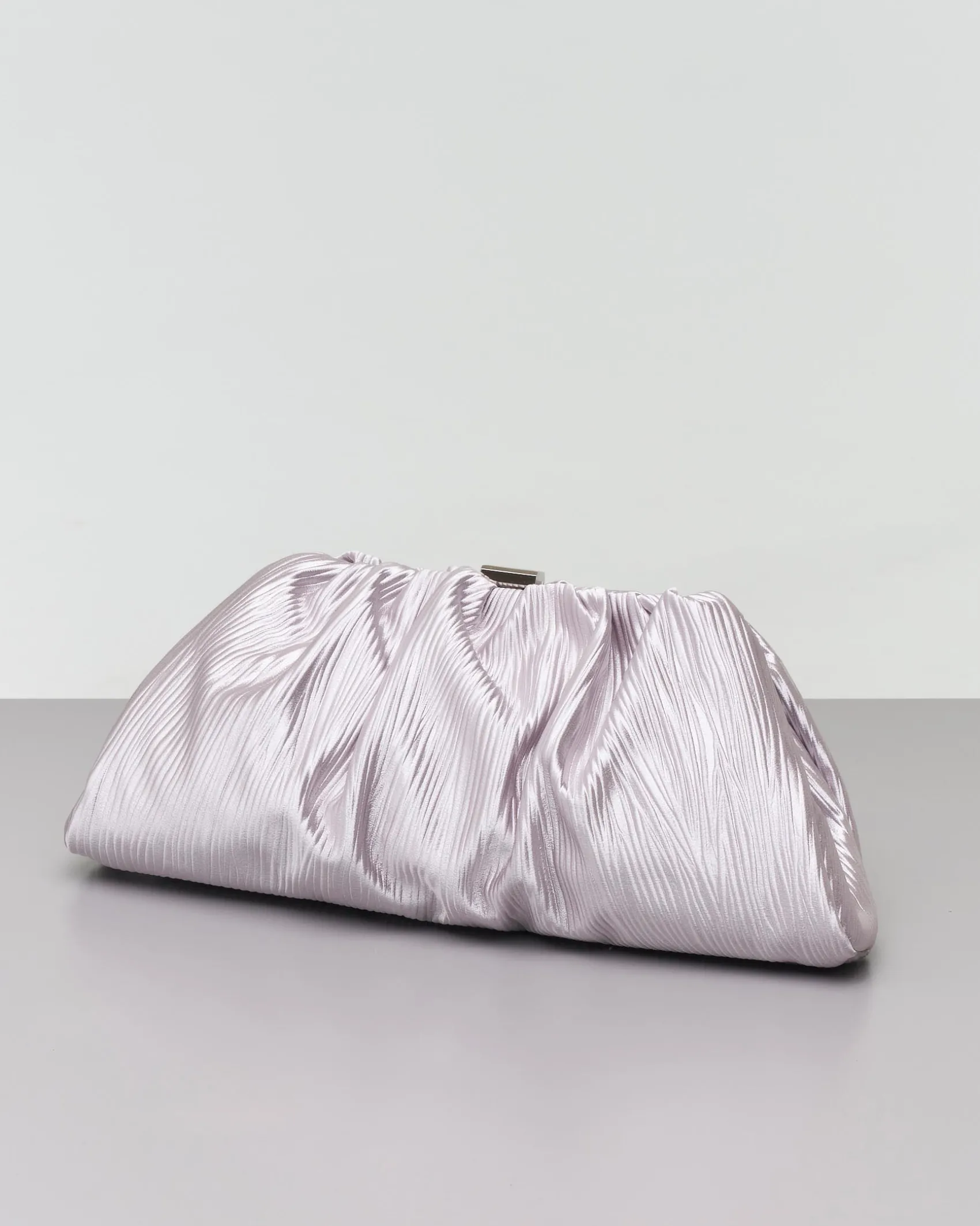Borsa a mano color argento in raso goffratto con chiusura a scatto in metallo tono su tono