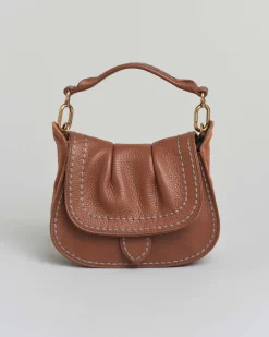 Borsa a mano color cuoio Visonà misura piccola in pelle martellata con patta arricciata e inserti laterali in suede