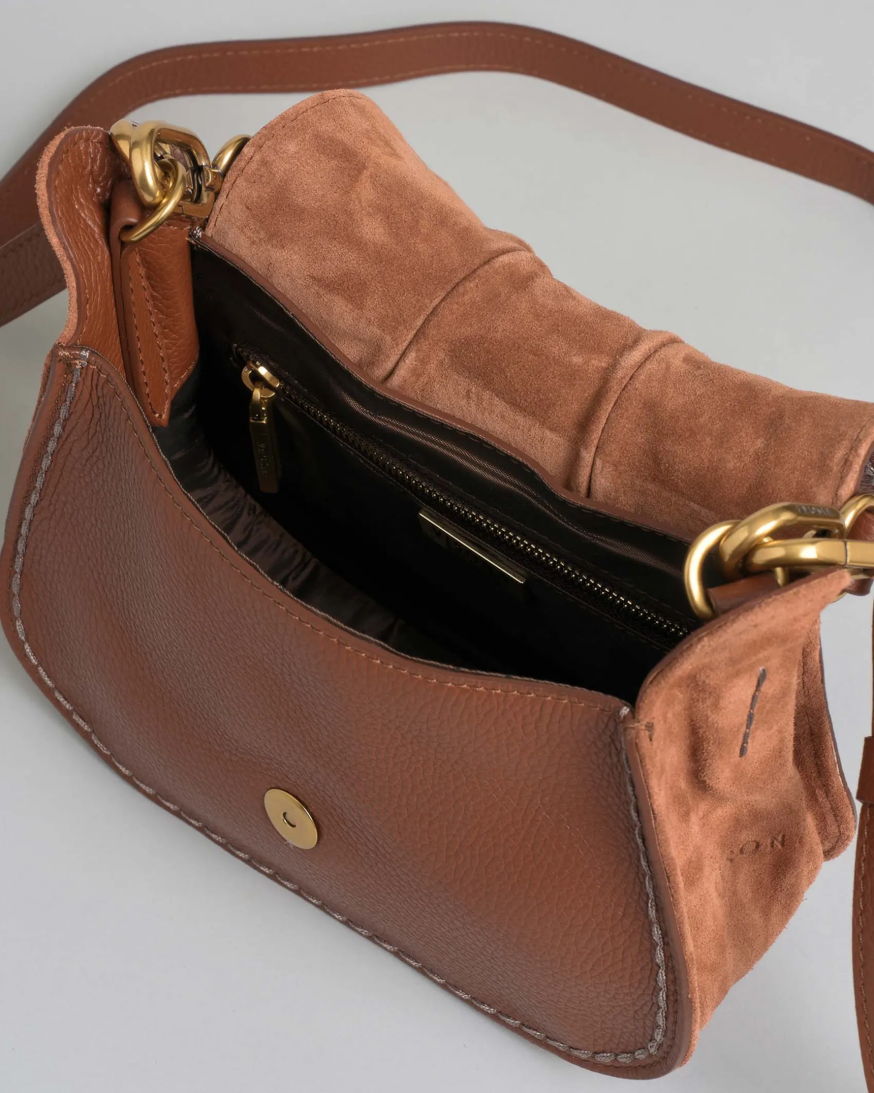 Borsa a mano color cuoio Visonà misura piccola in pelle martellata con patta arricciata e inserti laterali in suede