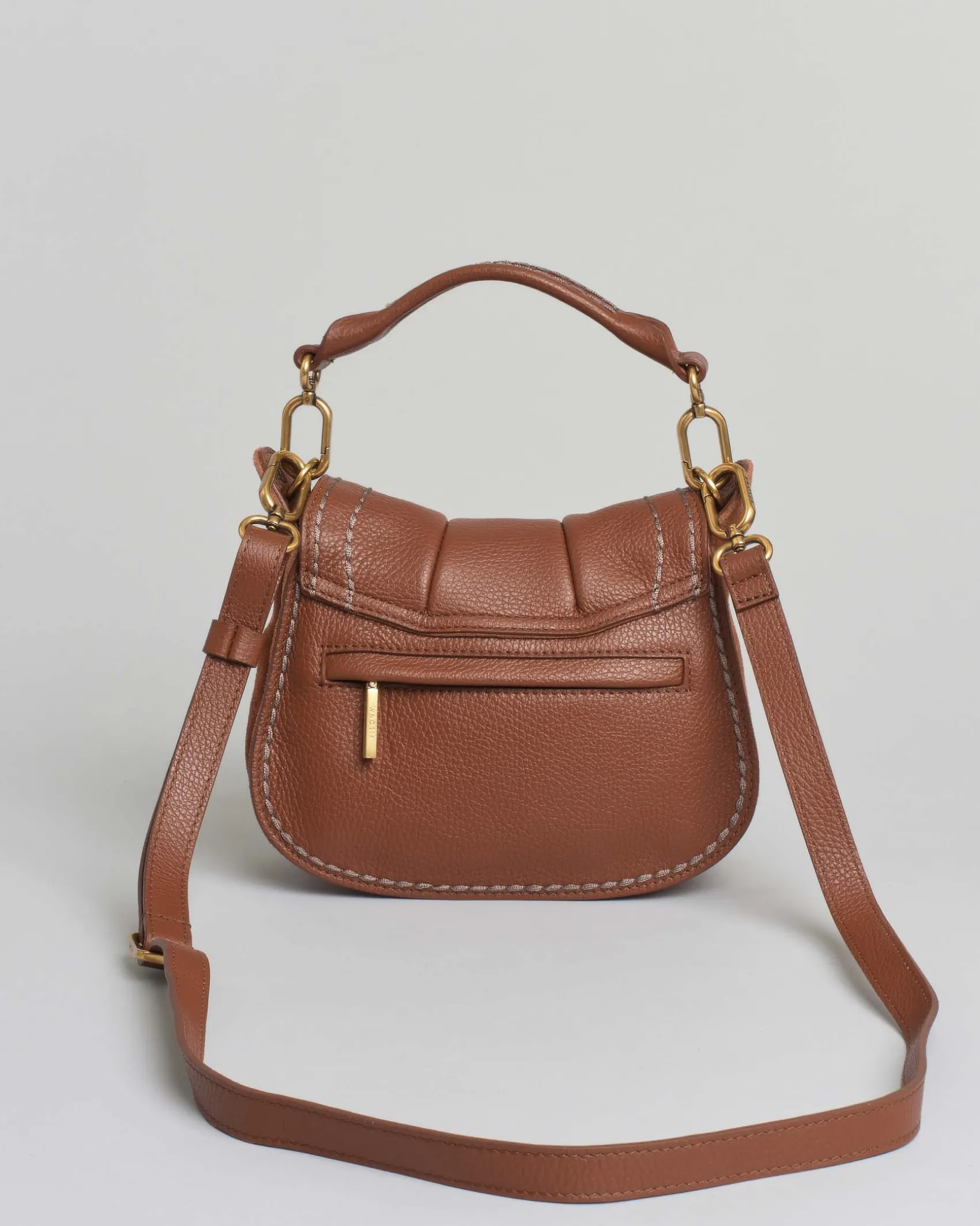 Borsa a mano color cuoio Visonà misura piccola in pelle martellata con patta arricciata e inserti laterali in suede