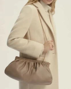 Borsa a mano Emme Marella in similpelle color sabbia liscia con arricciature lungo la chiusura