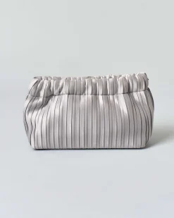 Borsa a mano grigia Anna Cecere in raso plissè con tracolla a catena in resina tono su tono