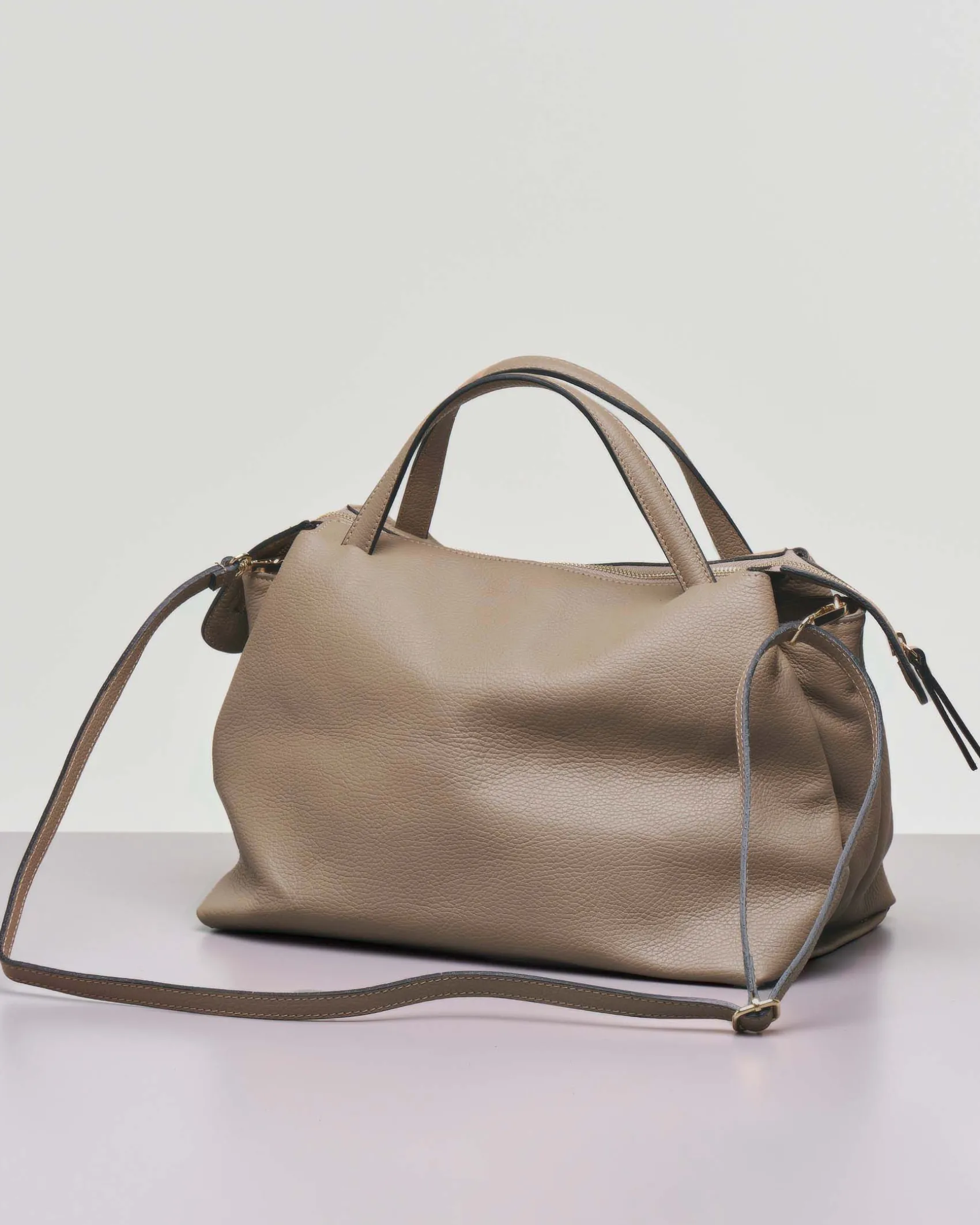 Borsa a mano in pelle morbida effetto martellato beige scuro con tracolla più lunga rimovibile