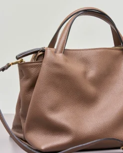 Borsa a mano in pelle morbida effetto martellato color marrone con tracolla più lunga rimovibile
