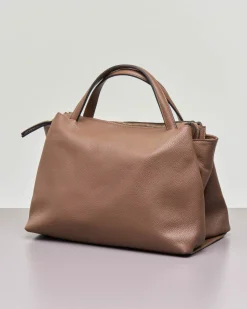Borsa a mano in pelle morbida effetto martellato color marrone con tracolla più lunga rimovibile