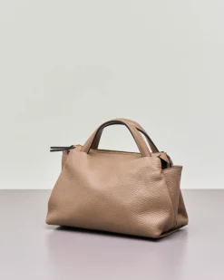 Borsa a mano misura piccola in pelle morbida effetto martellato color beige con tracolla più lunga rimovibile