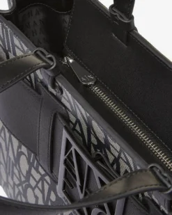 Borsa a mano nera misura grande in similpelle con scritta gesso logo all over con maxi fibbia logo a specchio tono su tono