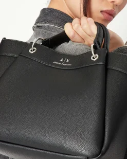 Borsa a mano nera sagomata in similpelle martellata con pinces e logo sul davanti tracolla spessa in gros grain rimovibile