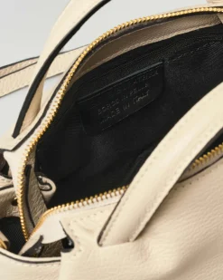 Borsa a mano piccola in pelle morbida effetto martellato color panna con tracolla più lunga rimovibile