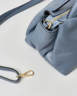 Borsa a mano piccola in pelle morbida effetto martellato color avio con tracolla più lunga rimovibile