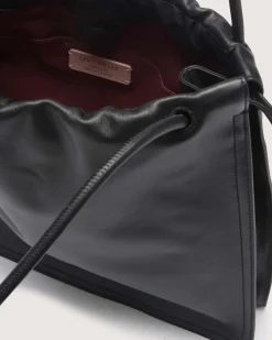 Borsa a sacca nera Coccinelle Dulse Large in pelle liscia con chiusura a coulisse e logo C-Me a rilievo sul davanti