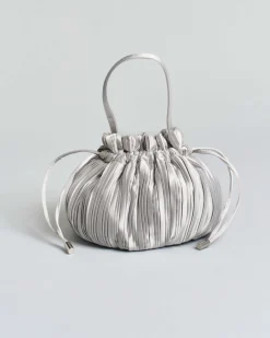 Borsa a secchiello grigio Anna Cecere in raso plissè con chiusura a coulisse