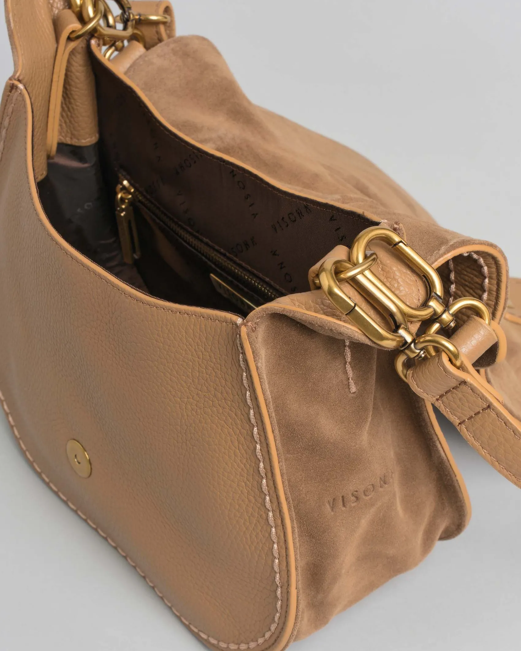 Borsa a spalla color cammello Visonà misura media in pelle martellata con patta arricciata e inserti laterali in suede