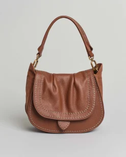 Borsa a spalla color cuoio VisonĂ misura media in pelle martellata con patta arricciata e inserti laterali in suede