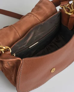 Borsa a spalla color cuoio Visonà misura media in pelle martellata con patta arricciata e inserti laterali in suede