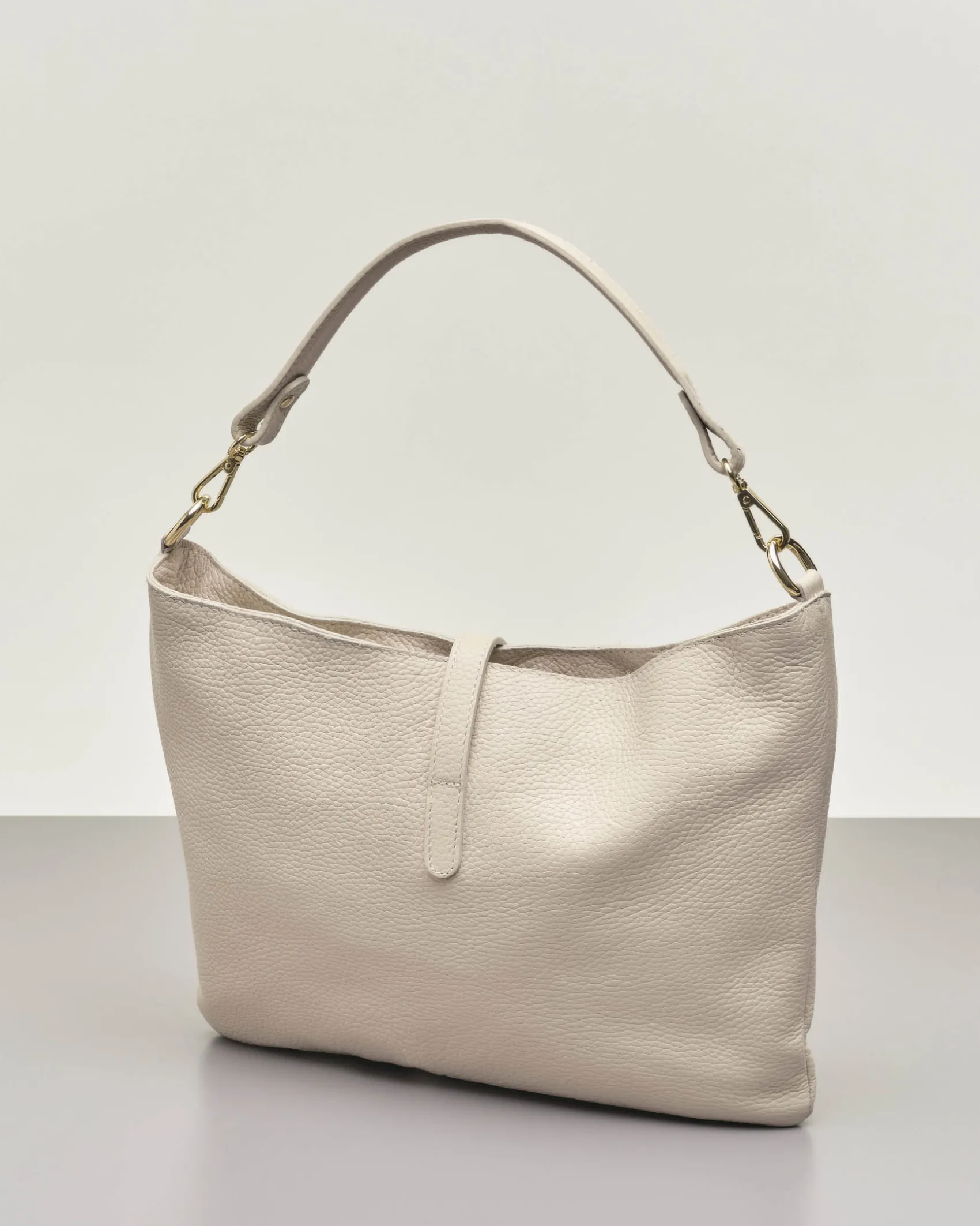 Borsa a spalla color gesso in pelle martellata con chiusura a scatto
