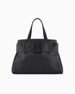Borsa a spalla grande nera in similpelle martellata con maxi fibbia logo tono su tono