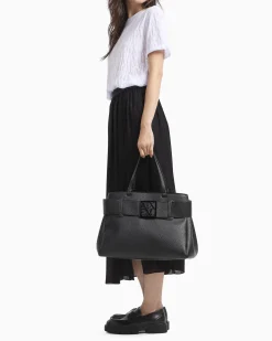 Borsa a spalla grande nera in similpelle martellata con maxi fibbia logo tono su tono