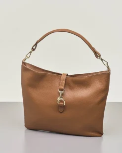 Borsa a spalla in pelle martellata color cuoio con chiusura a scatto