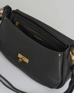 Borsa a spalla Visonà nera misura media in pelle martellata con patta di chiusura e impunture a contrasto