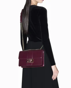 Borsa a tracolla Armani Exchange bordeaux in similpelle con catena metallica e fibbia logo dorata