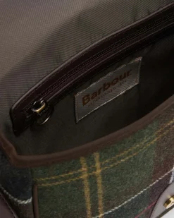 Borsa a tracolla Barbour Cromarty in tartan verde e blu in misto lana con patella di chiusura in similpelle marrone