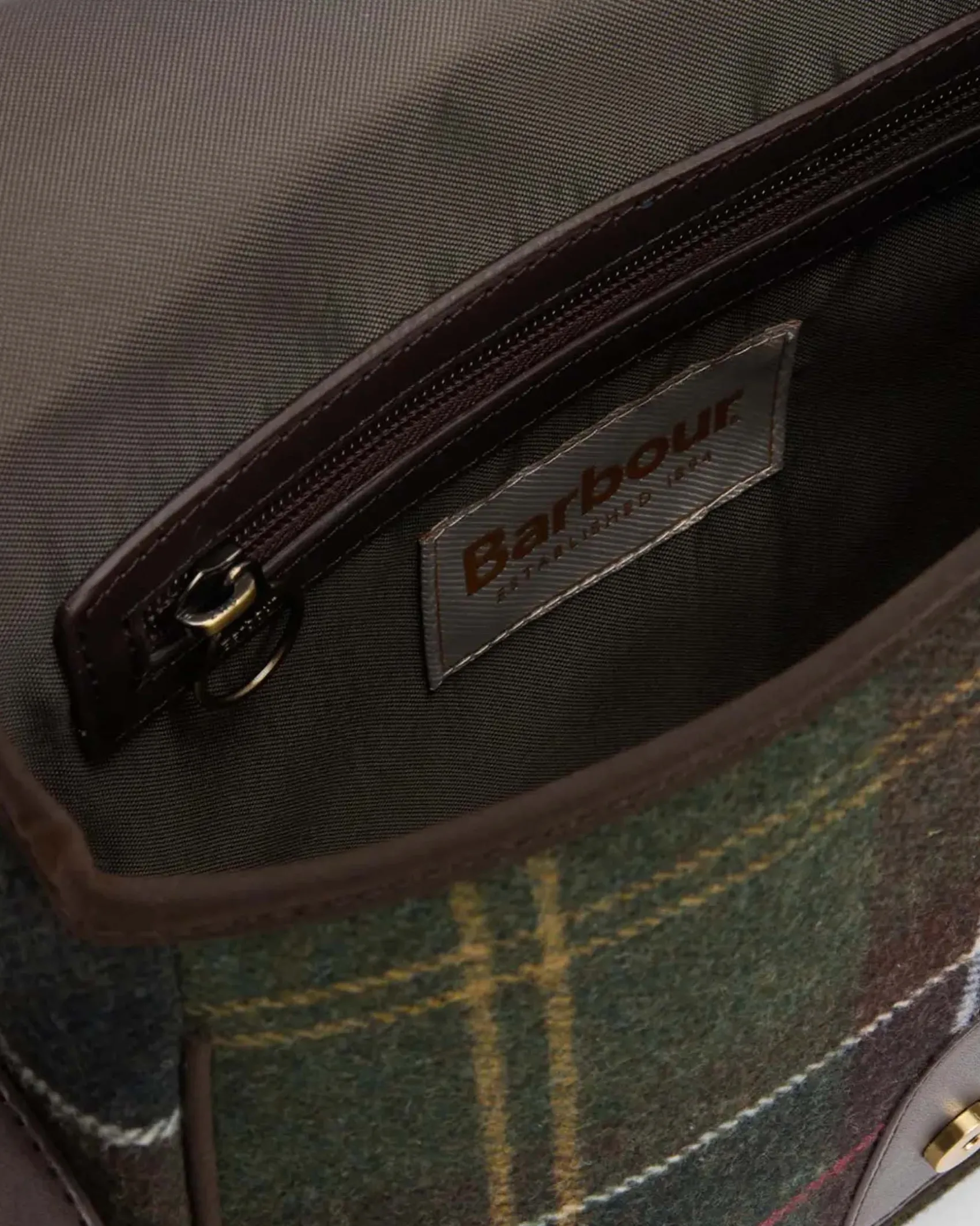 Borsa a tracolla Barbour Cromarty in tartan verde e blu in misto lana con patella di chiusura in similpelle marrone