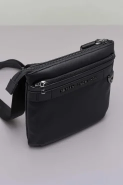 Borsa a tracolla piatta Armani Exchange nera in similpelle con logo frontale in metallo e tracolla spessa