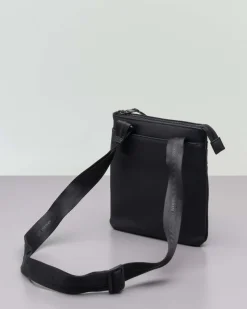 Borsa a tracolla piatta Armani Exchange nera in similpelle con logo frontale in metallo e tracolla spessa