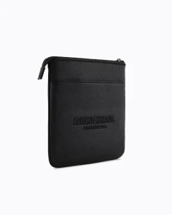 Borsa a tracolla piatta Armani Exchange nera in similpelle martellata con logo frontale in metallo lucido