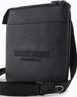 Borsa a tracolla piatta Armani Exchange nera in similpelle martellata con logo frontale in metallo lucido