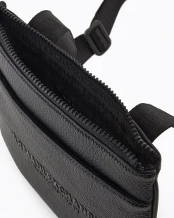 Borsa a tracolla piatta Armani Exchange nera in similpelle martellata con logo frontale in metallo lucido