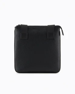 Borsa a tracolla piatta Armani Exchange nera in similpelle martellata con logo frontale in metallo in tono