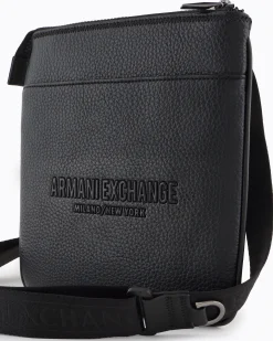 Borsa a tracolla piatta Armani Exchange nera in similpelle martellata con logo frontale in metallo in tono
