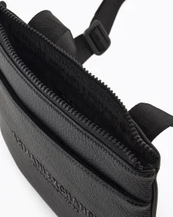 Borsa a tracolla piatta Armani Exchange nera in similpelle martellata con logo frontale in metallo in tono