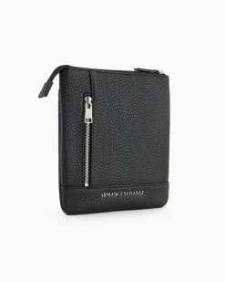 Borsa a tracolla piatta nera Armani Exchange in similpelle martellata con logo scritta in metallo