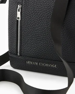 Borsa a tracolla piatta nera Armani Exchange in similpelle martellata con logo scritta in metallo