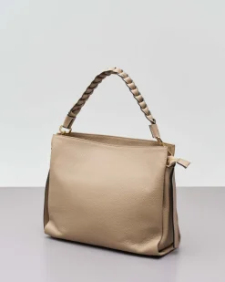 Borsa beige in pelle martellata con spallaccio intrecciato e tracolla più lunga removibile